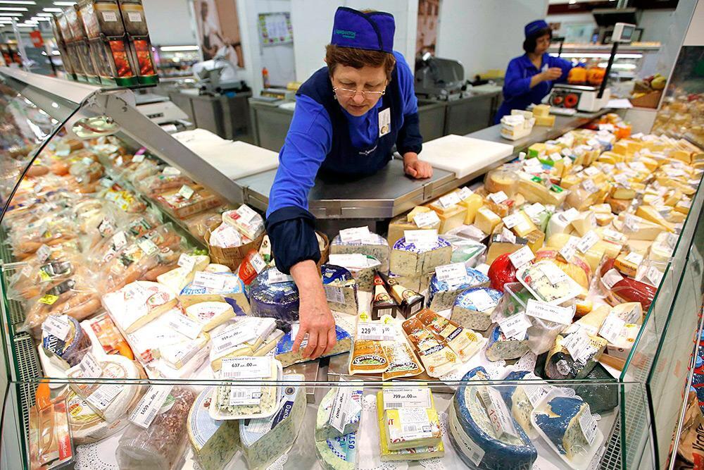 Прилавок молочных продуктов на рынке. Прилавки магазинов с продуктами. Продовольственный рынок России. Рынок продовольственных товаров.